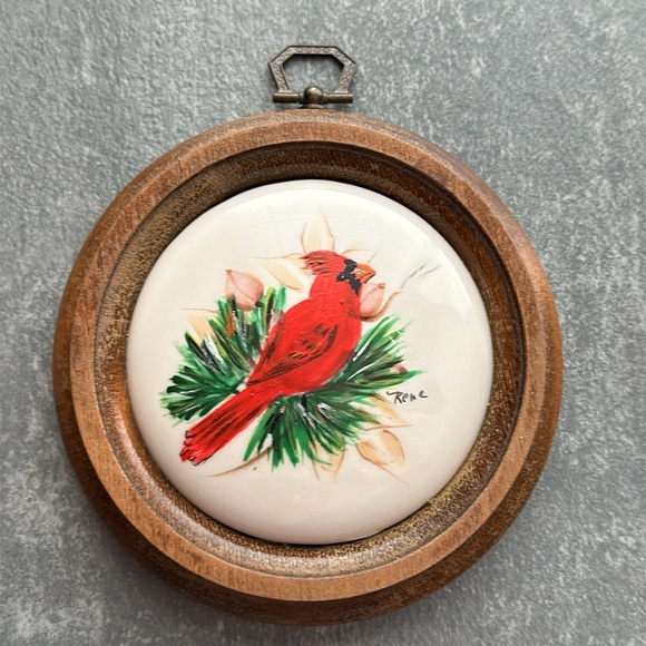 VTG Ceramic Cardinal Wall Plaque in Round Wood Frame Hand Painted Artist Signed - Picture 6 of 6